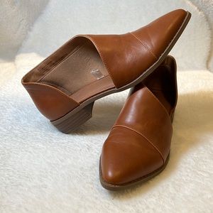 Universal Thread Wenda Pointed Flats - New